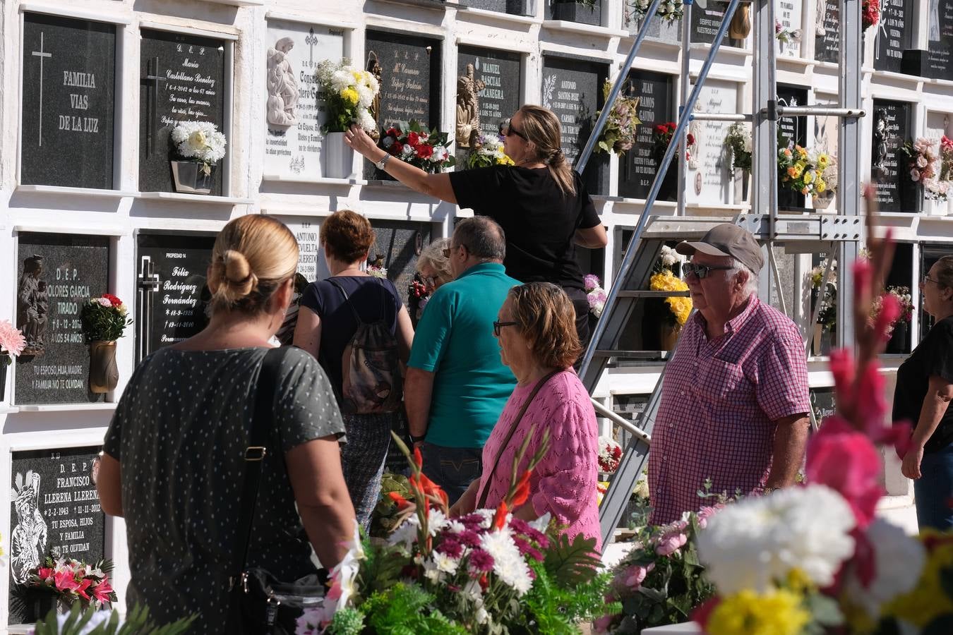 Fotos: Los gaditanos acuden a los cementerios de la provincia para recordar a sus familiares difuntos