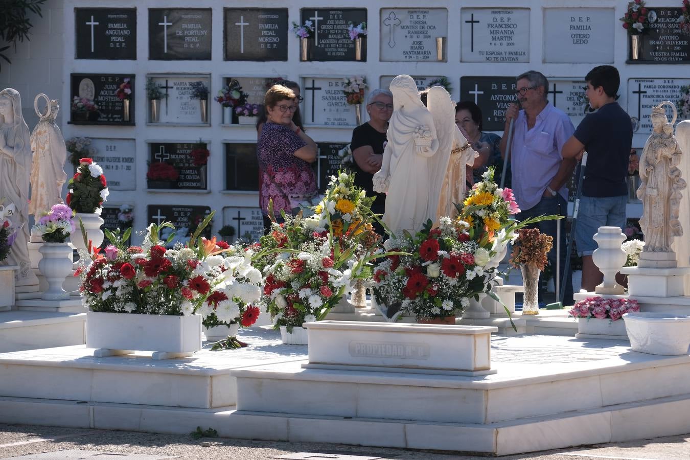 Fotos: Los gaditanos acuden a los cementerios de la provincia para recordar a sus familiares difuntos