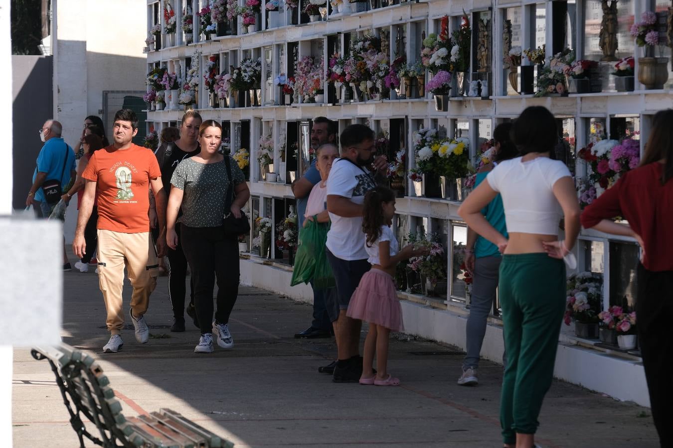 Fotos: Los gaditanos acuden a los cementerios de la provincia para recordar a sus familiares difuntos