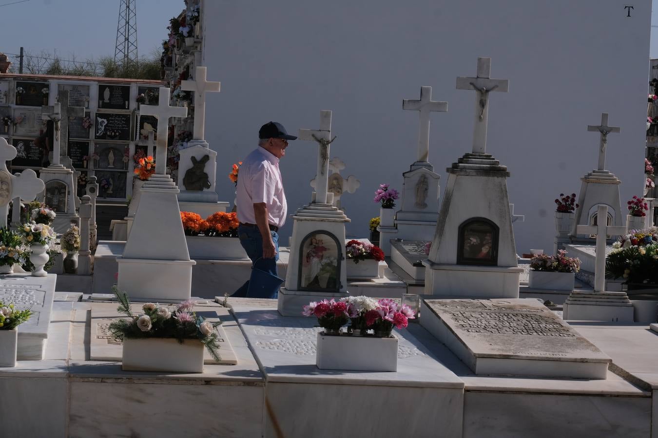 Fotos: Los gaditanos acuden a los cementerios de la provincia para recordar a sus familiares difuntos