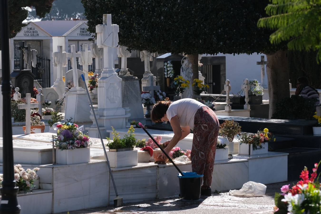 Fotos: Los gaditanos acuden a los cementerios de la provincia para recordar a sus familiares difuntos