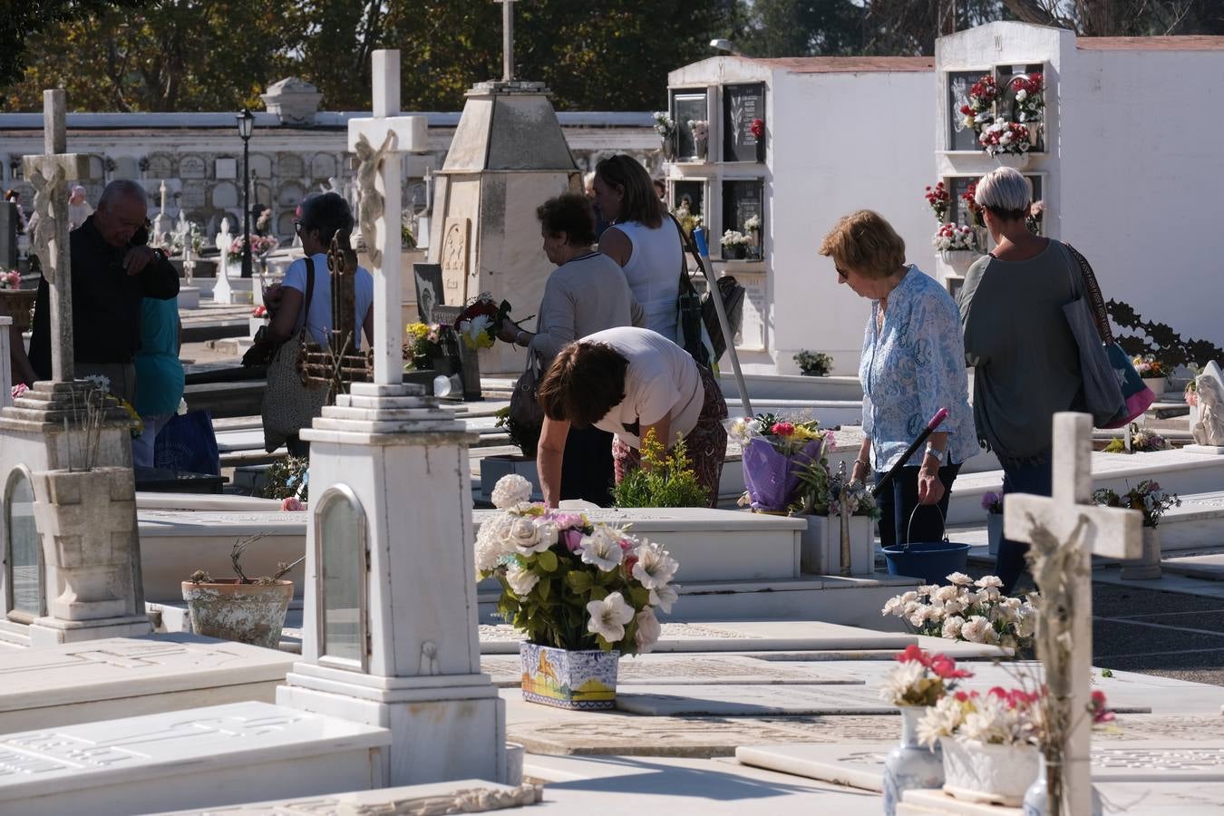 Fotos: Los gaditanos acuden a los cementerios de la provincia para recordar a sus familiares difuntos