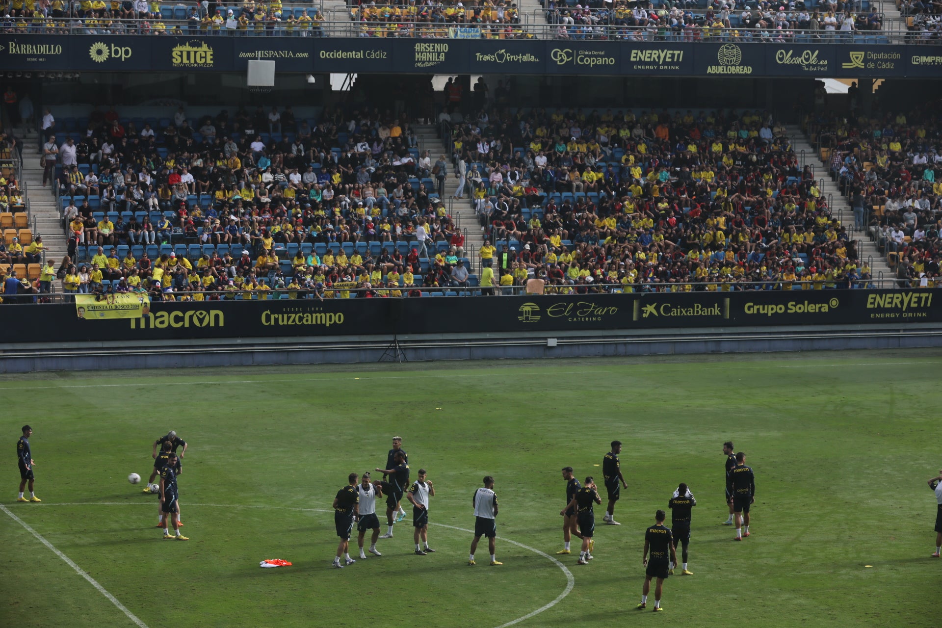 Fotos: la ilusión de los niños llena el Estadio del Cádiz CF