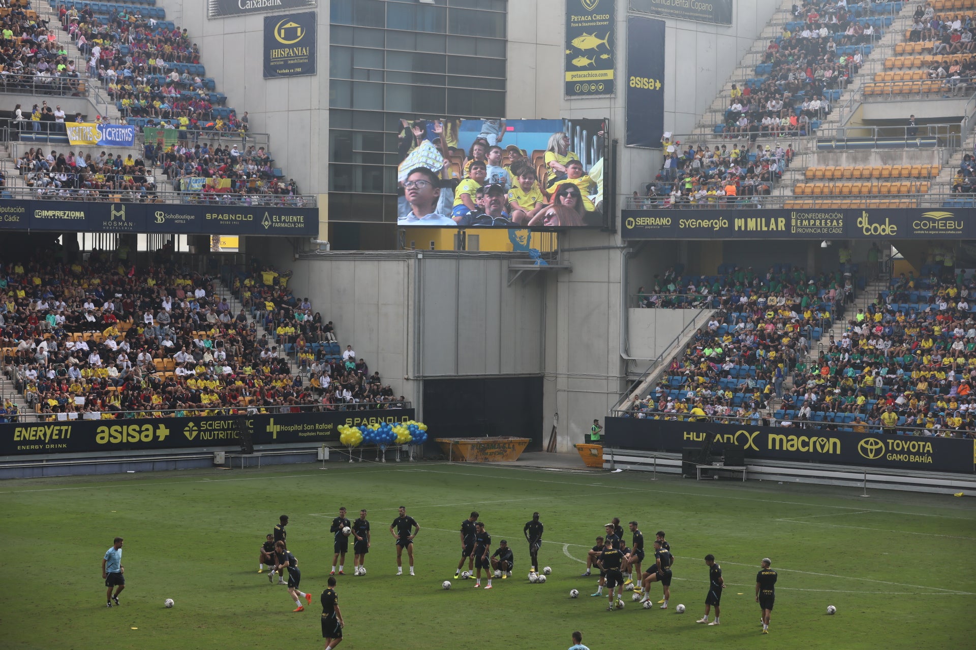 Fotos: la ilusión de los niños llena el Estadio del Cádiz CF