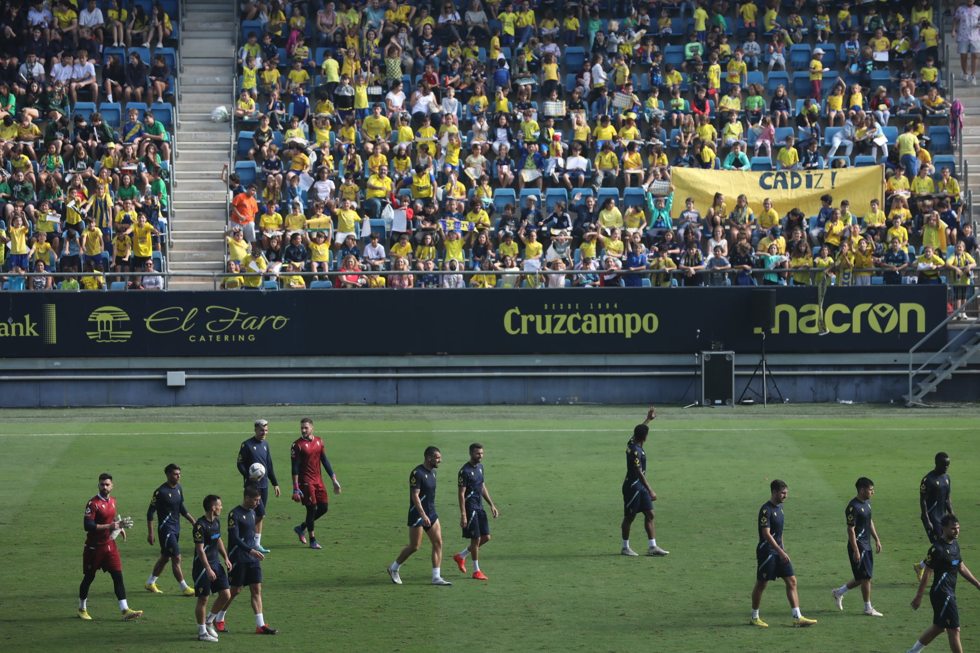 Fotos: la ilusión de los niños llena el Estadio del Cádiz CF