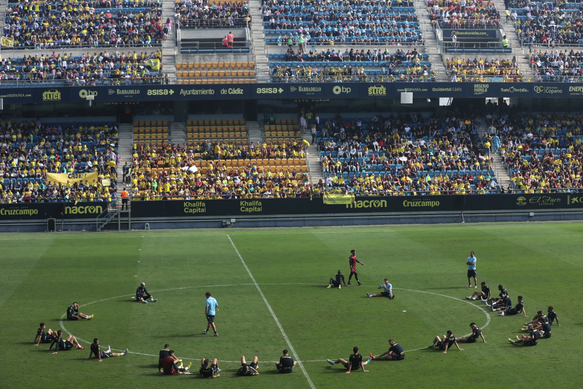 Fotos: la ilusión de los niños llena el Estadio del Cádiz CF