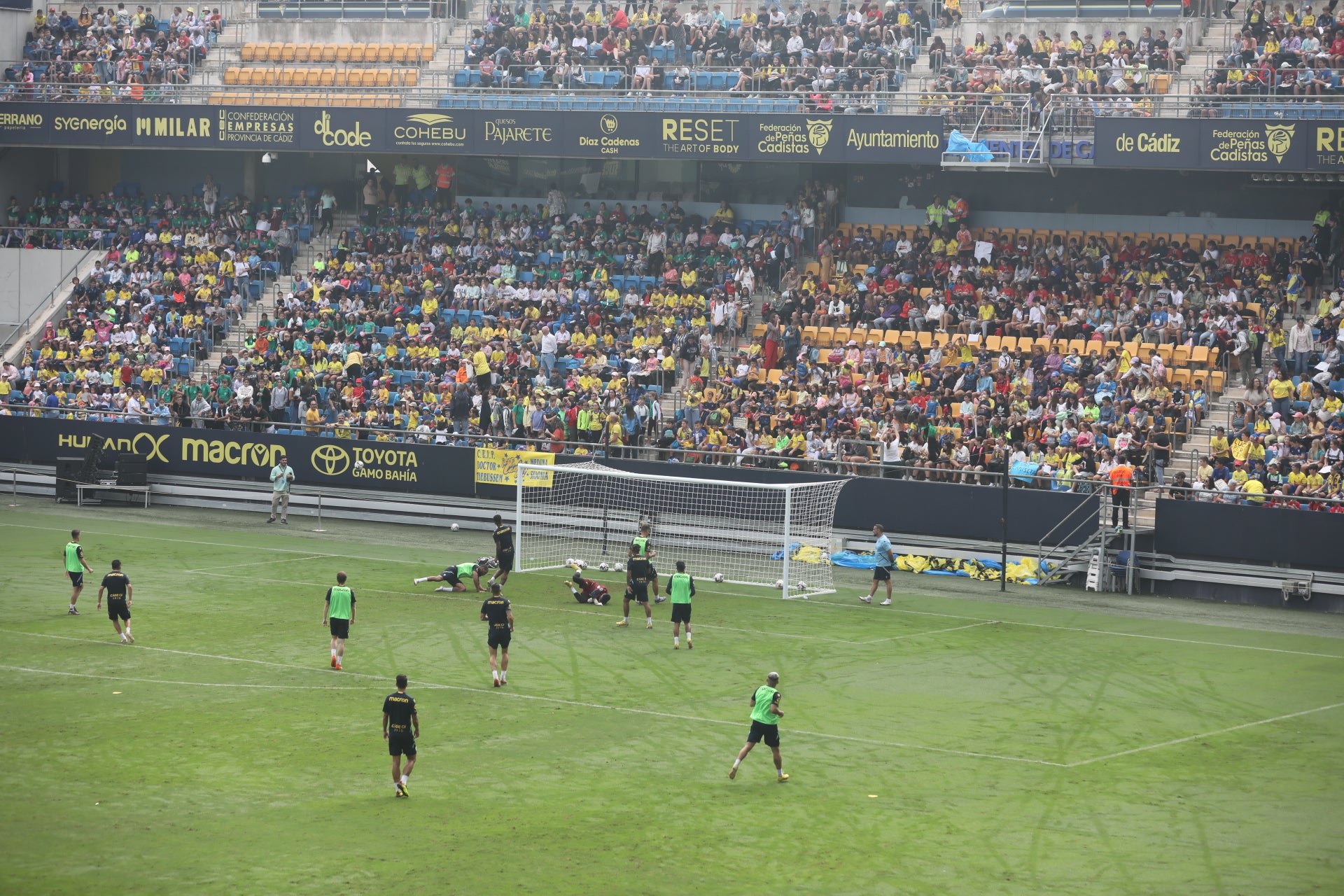 Fotos: la ilusión de los niños llena el Estadio del Cádiz CF