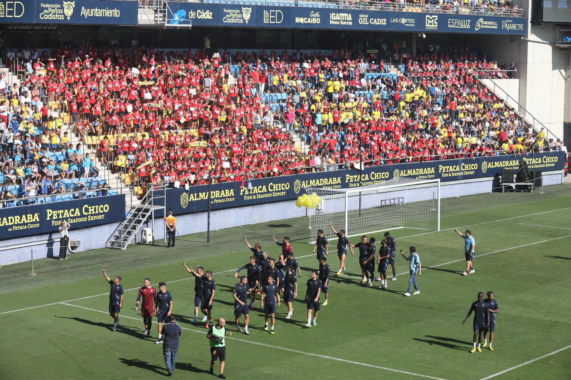 Fotos: la ilusión de los niños llena el Estadio del Cádiz CF