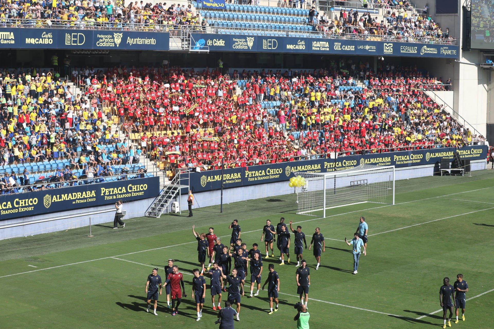 Fotos: la ilusión de los niños llena el Estadio del Cádiz CF