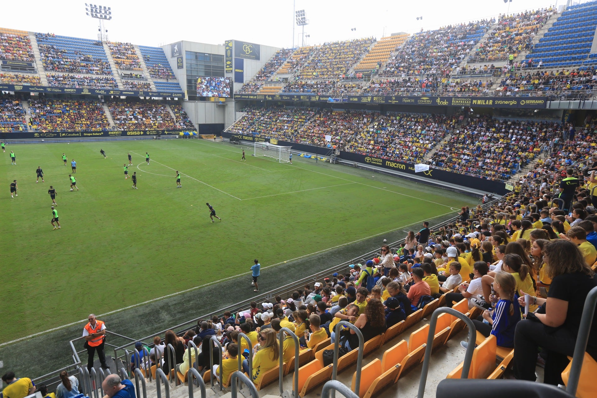 Fotos: la ilusión de los niños llena el Estadio del Cádiz CF