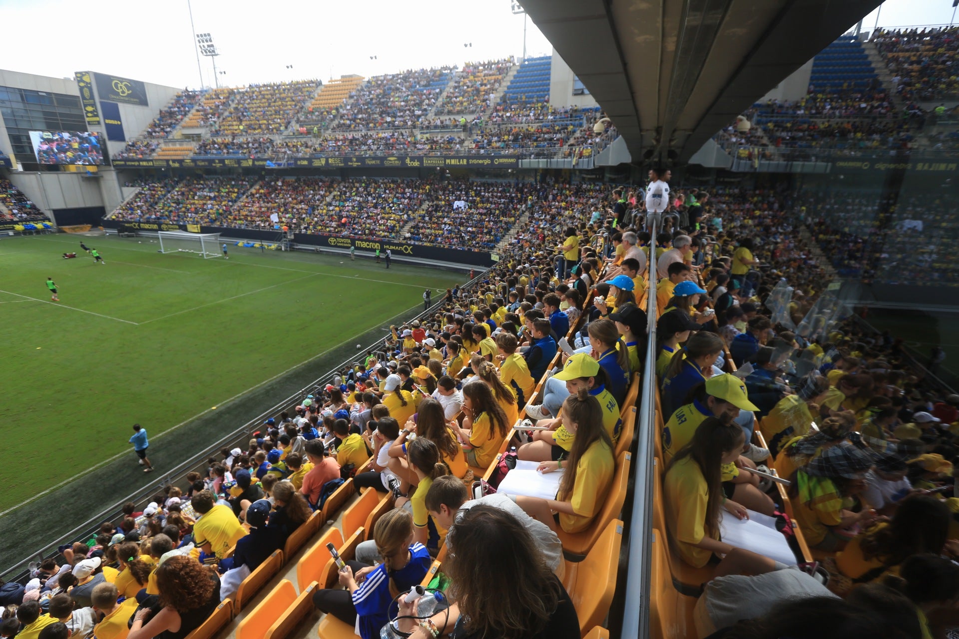 Fotos: la ilusión de los niños llena el Estadio del Cádiz CF
