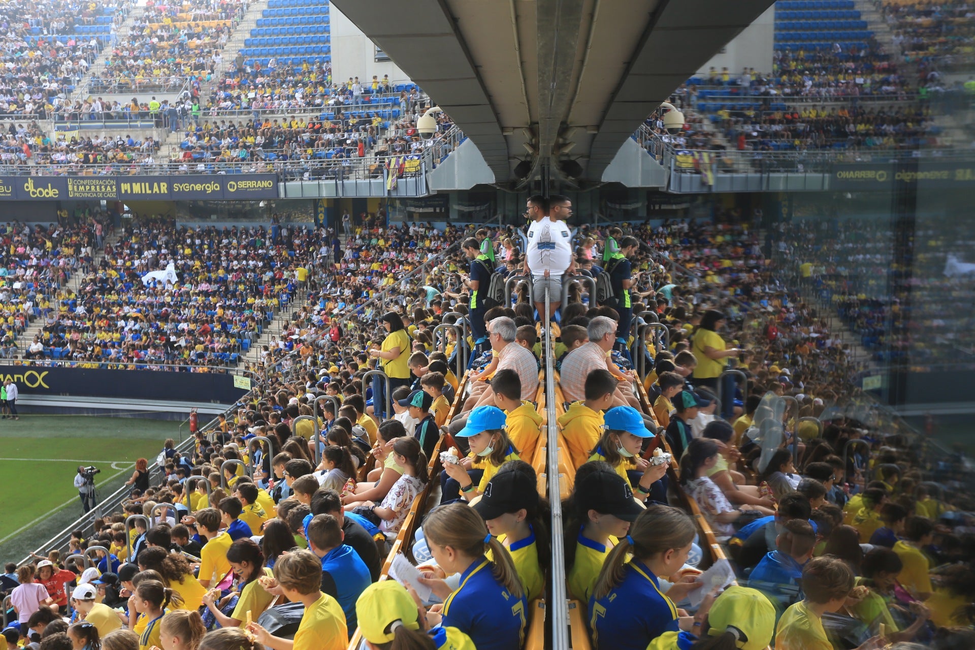 Fotos: la ilusión de los niños llena el Estadio del Cádiz CF
