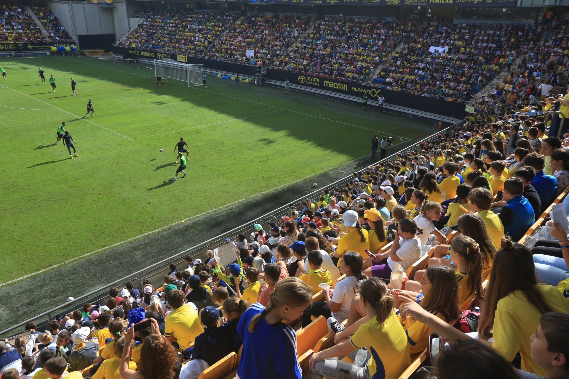 Fotos: la ilusión de los niños llena el Estadio del Cádiz CF