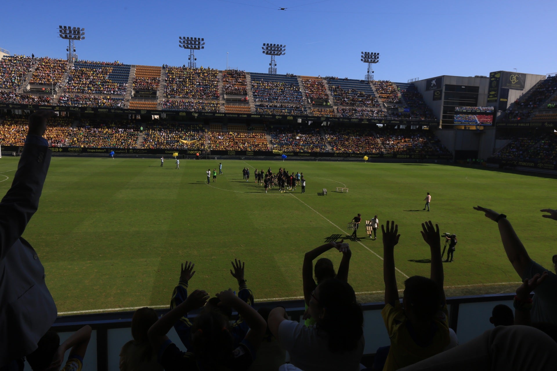 Fotos: la ilusión de los niños llena el Estadio del Cádiz CF
