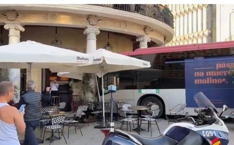 Un autobús urbano se estrella contra la fachada del bar del Gallo Azul en Jerez