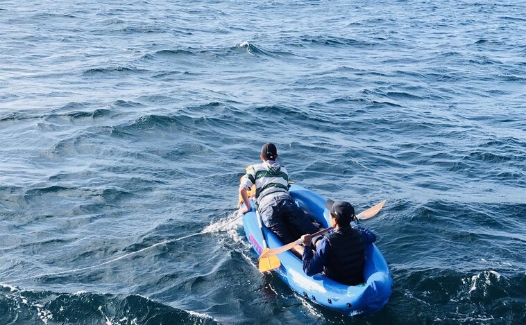 Rescatados dos migrantes que viajaban en una embarcación hinchable en la zona de Tarifa