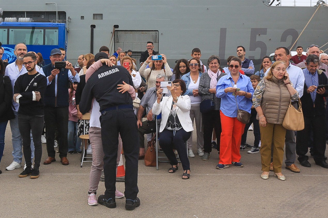 Fotos: La emotiva despedida de la fragata &#039;Santa María&#039; desde Rota