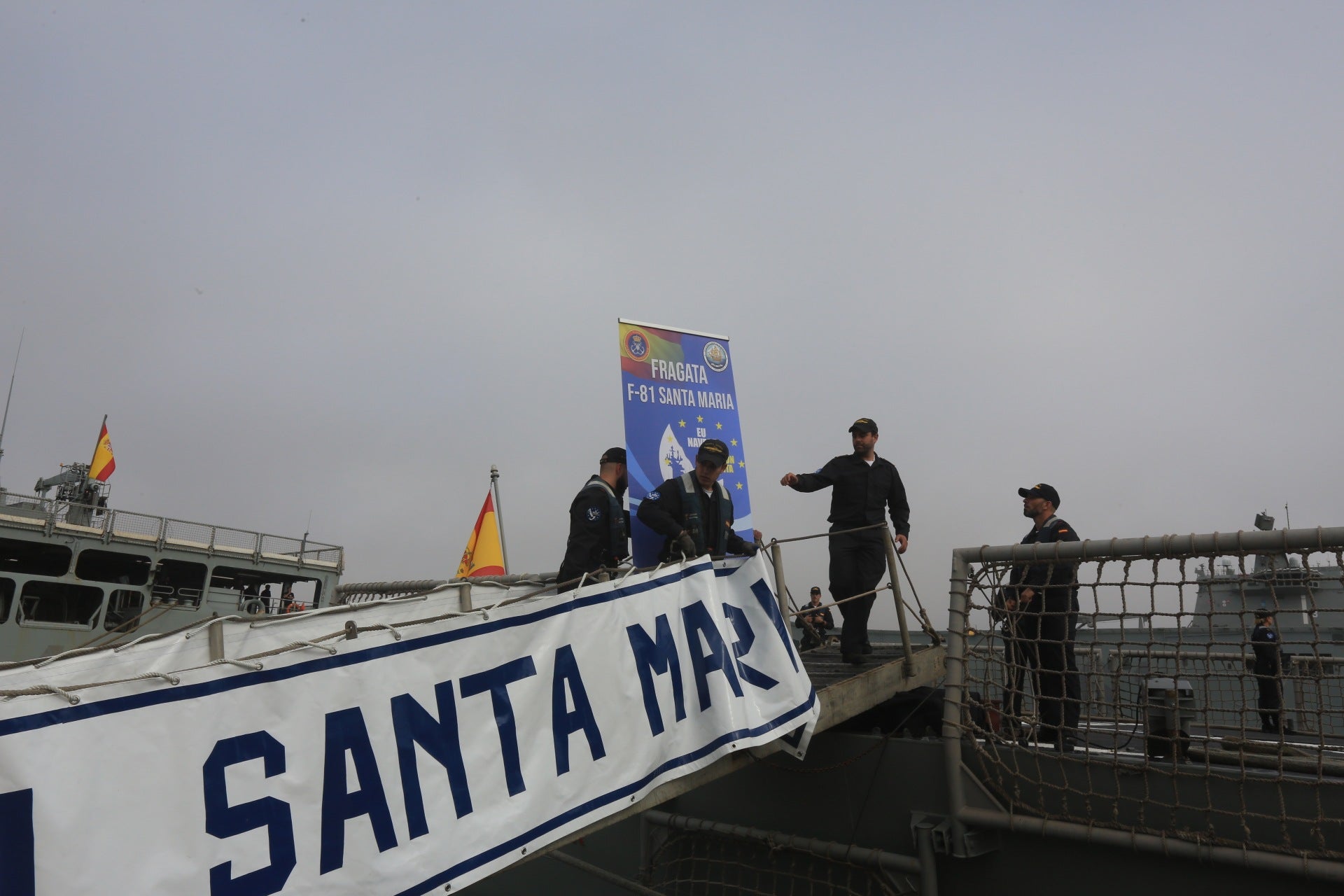 Fotos: La emotiva despedida de la fragata &#039;Santa María&#039; desde Rota