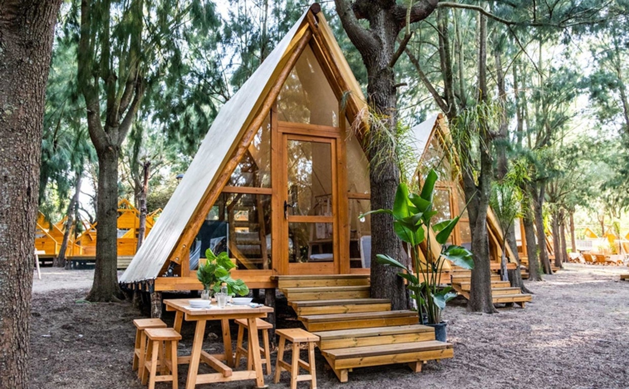 Una de las cuidadas cabañas de Teacampa, un camping situado en Tarifa.