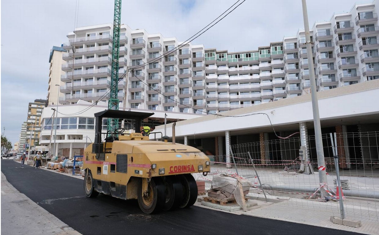 El paseo marítimo y entorno del nuevo hotel Cádiz Bahía, antiguo Tiempo Libre, estará abierto al público en el puente de diciembre.