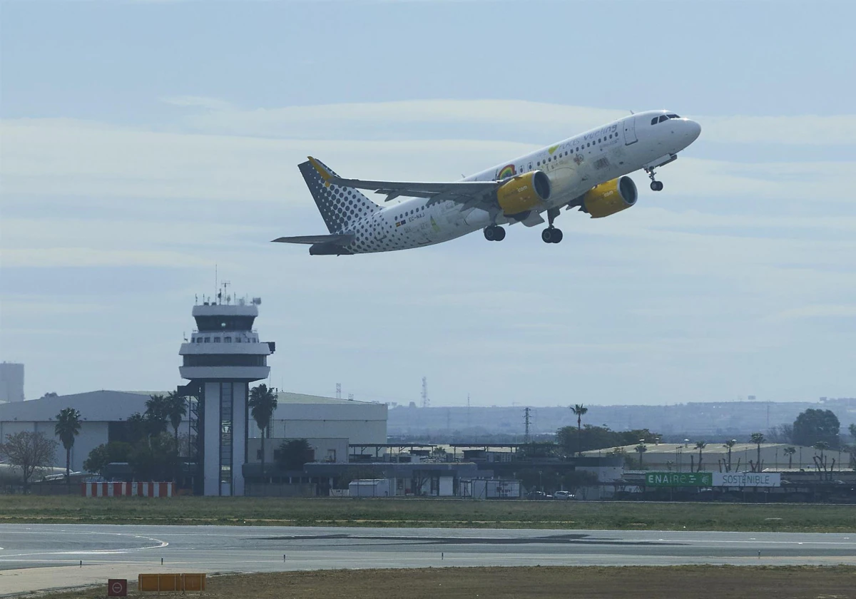 Imagen de archivo de un avión despegando en el Aeropuerto de Sevilla.