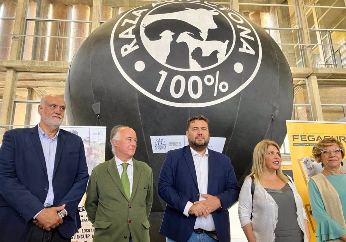 Representantes de la Diputación de Cádiz, el Ayuntamiento de Jerez y entidades ganaderas en la inauguración.