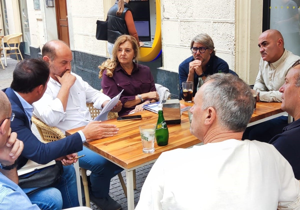 Concejales del PP han mantenido una reunión con hosteleros de Cádiz.