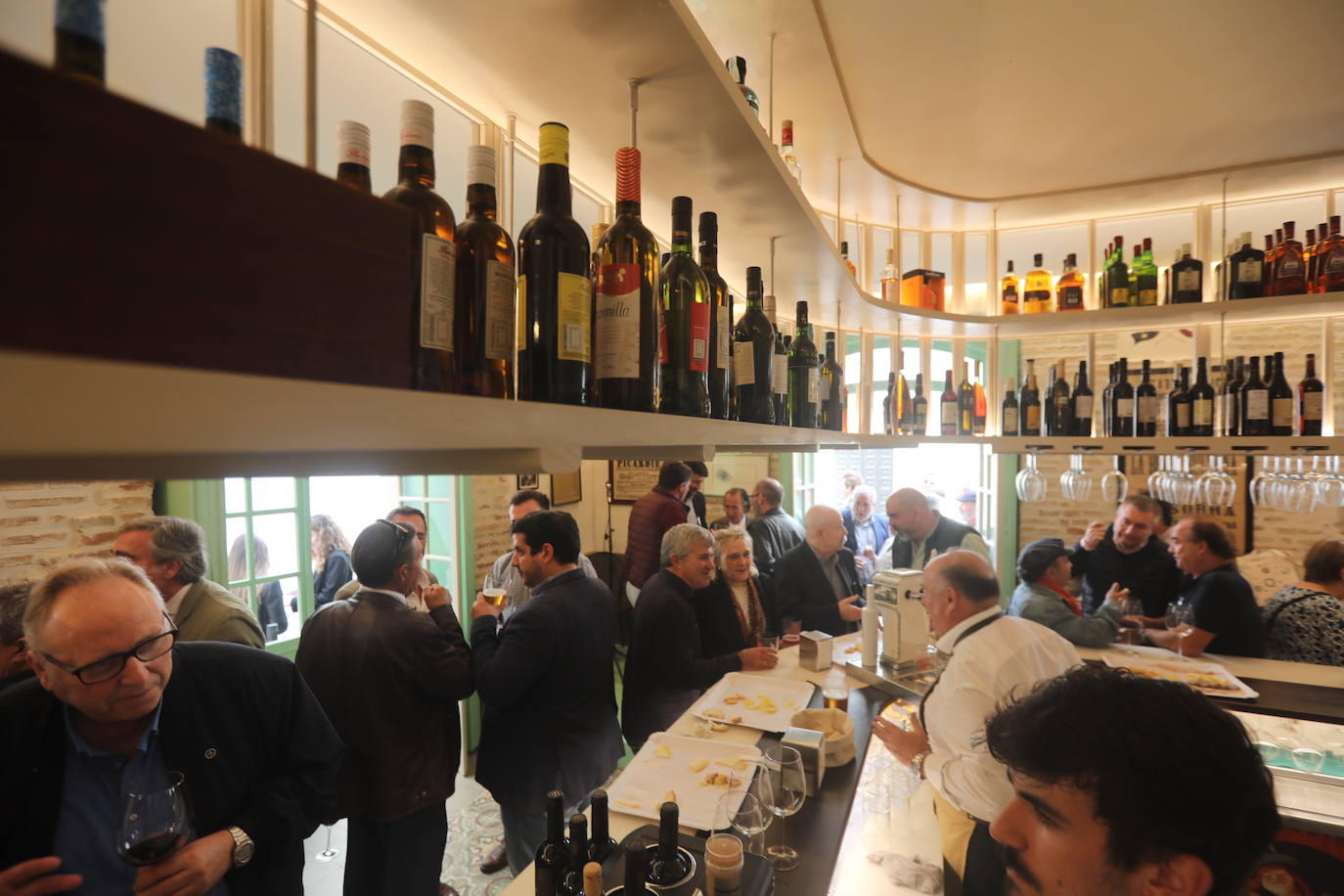 Fotos: El bar Las Banderas renace en Cádiz