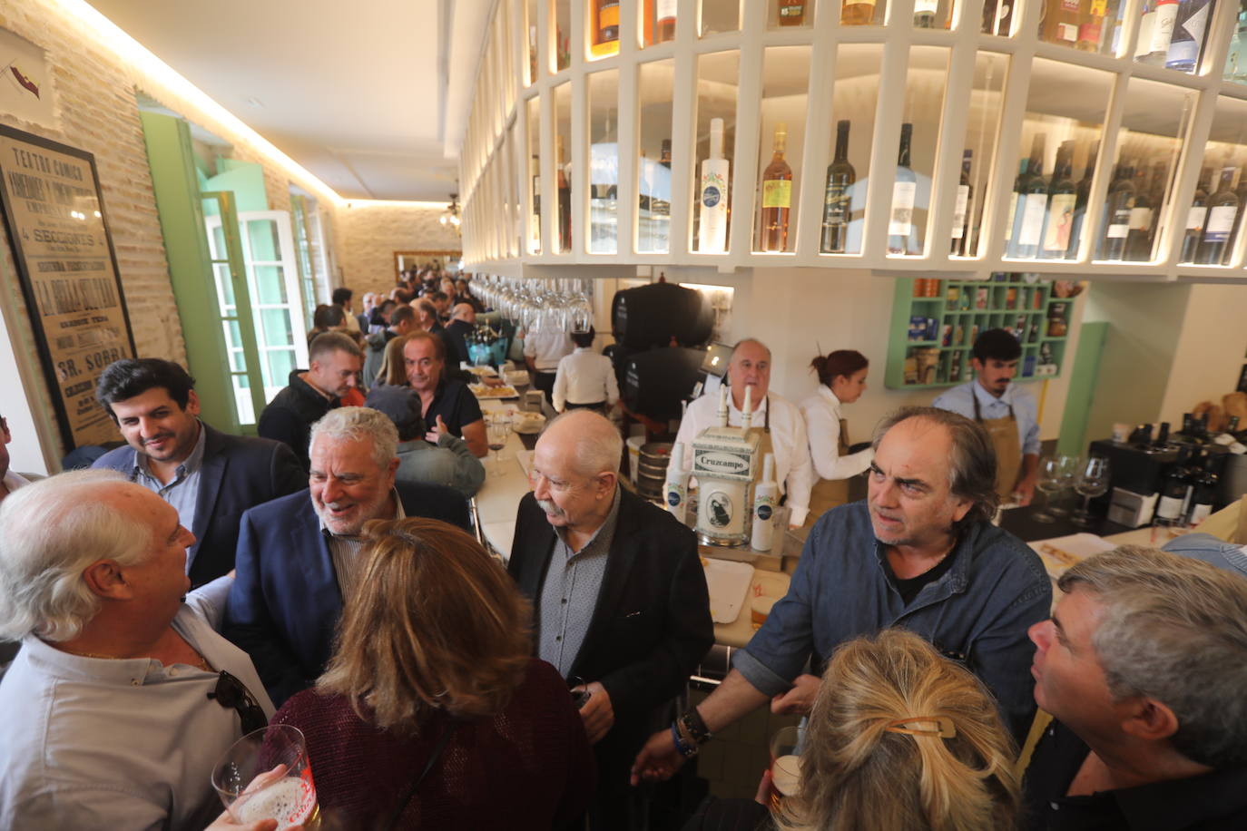 Fotos: El bar Las Banderas renace en Cádiz