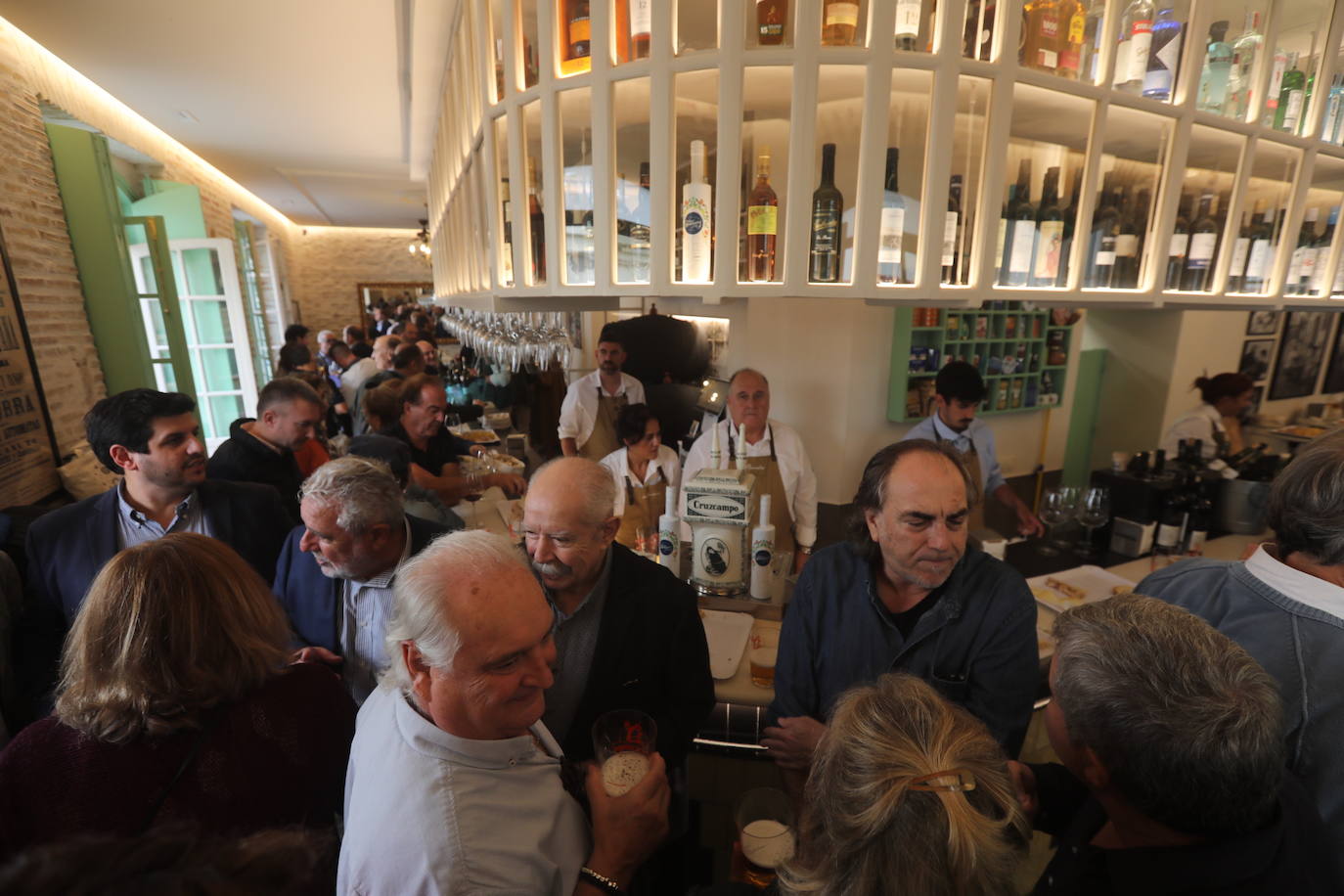 Fotos: El bar Las Banderas renace en Cádiz