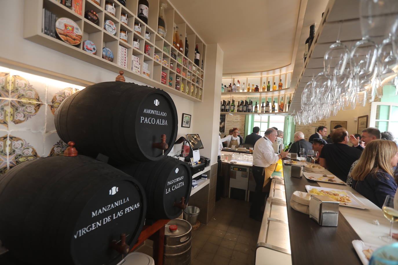 Fotos: El bar Las Banderas renace en Cádiz