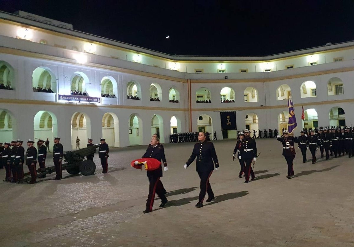 Arriado solemne de bandera en el Tercio de Armada.