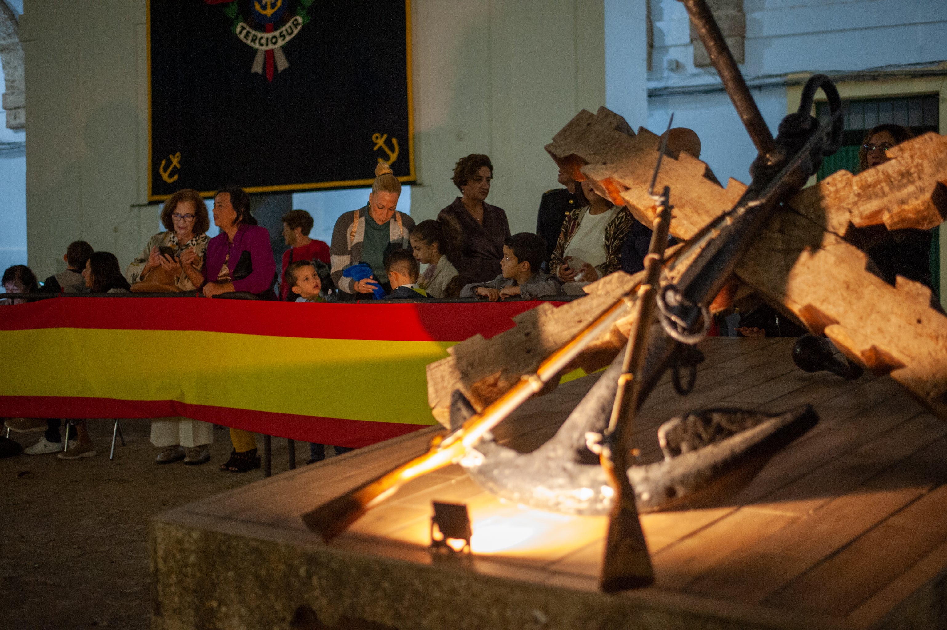 Todas las imágenes del arriado solemne de bandera en el Tercio de Armada de San Fernando