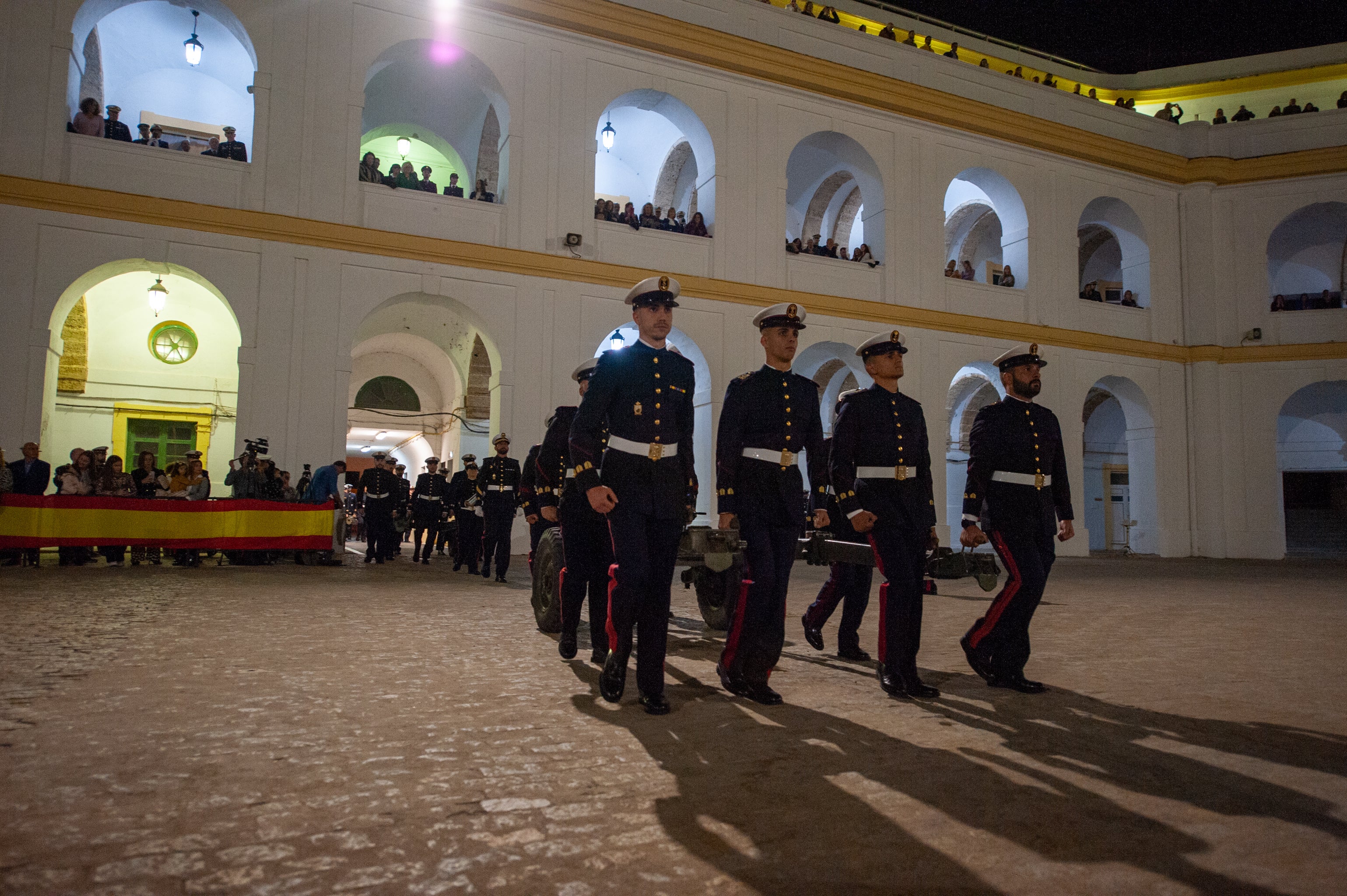 Todas las imágenes del arriado solemne de bandera en el Tercio de Armada de San Fernando