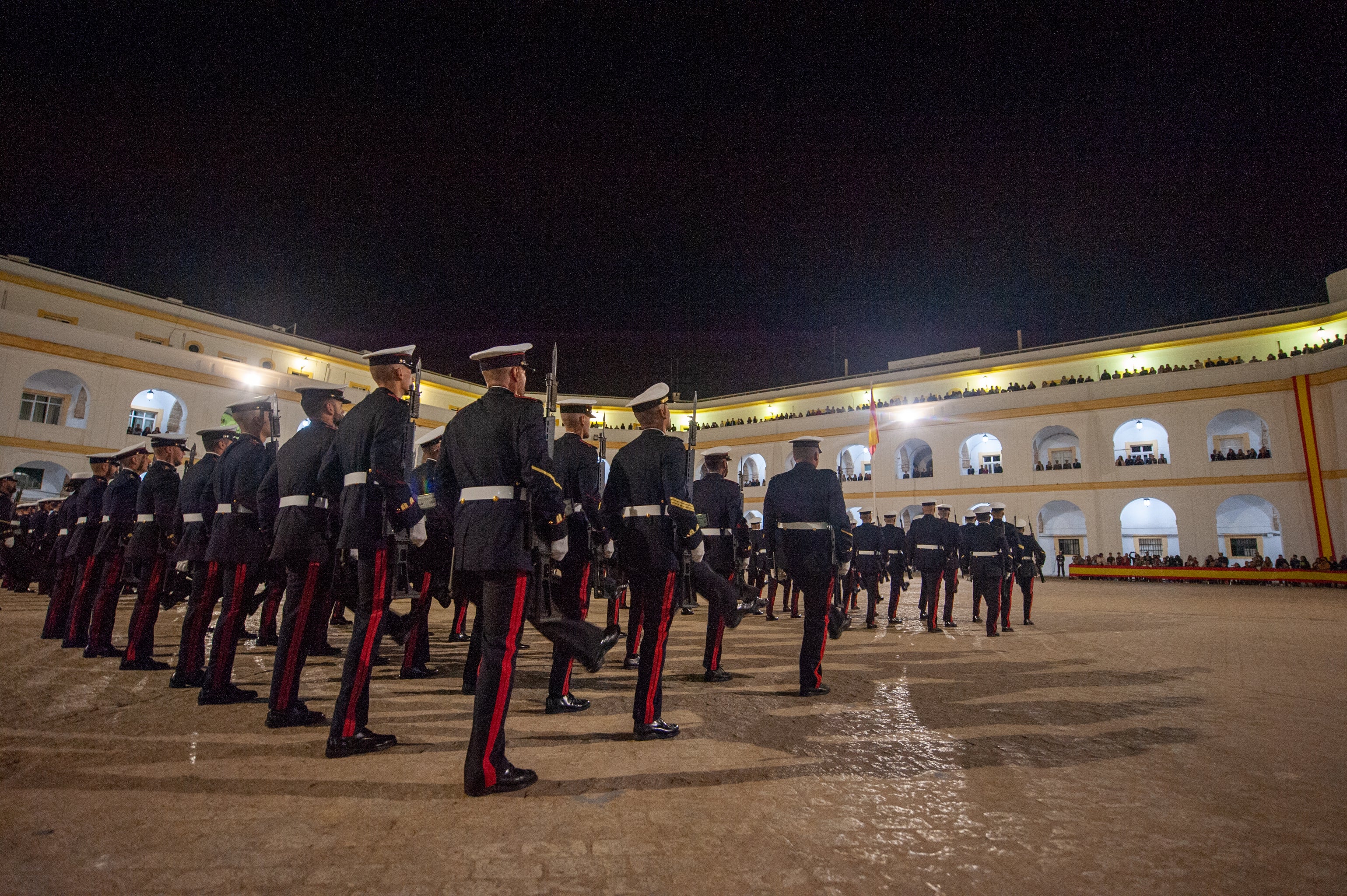 Todas las imágenes del arriado solemne de bandera en el Tercio de Armada de San Fernando