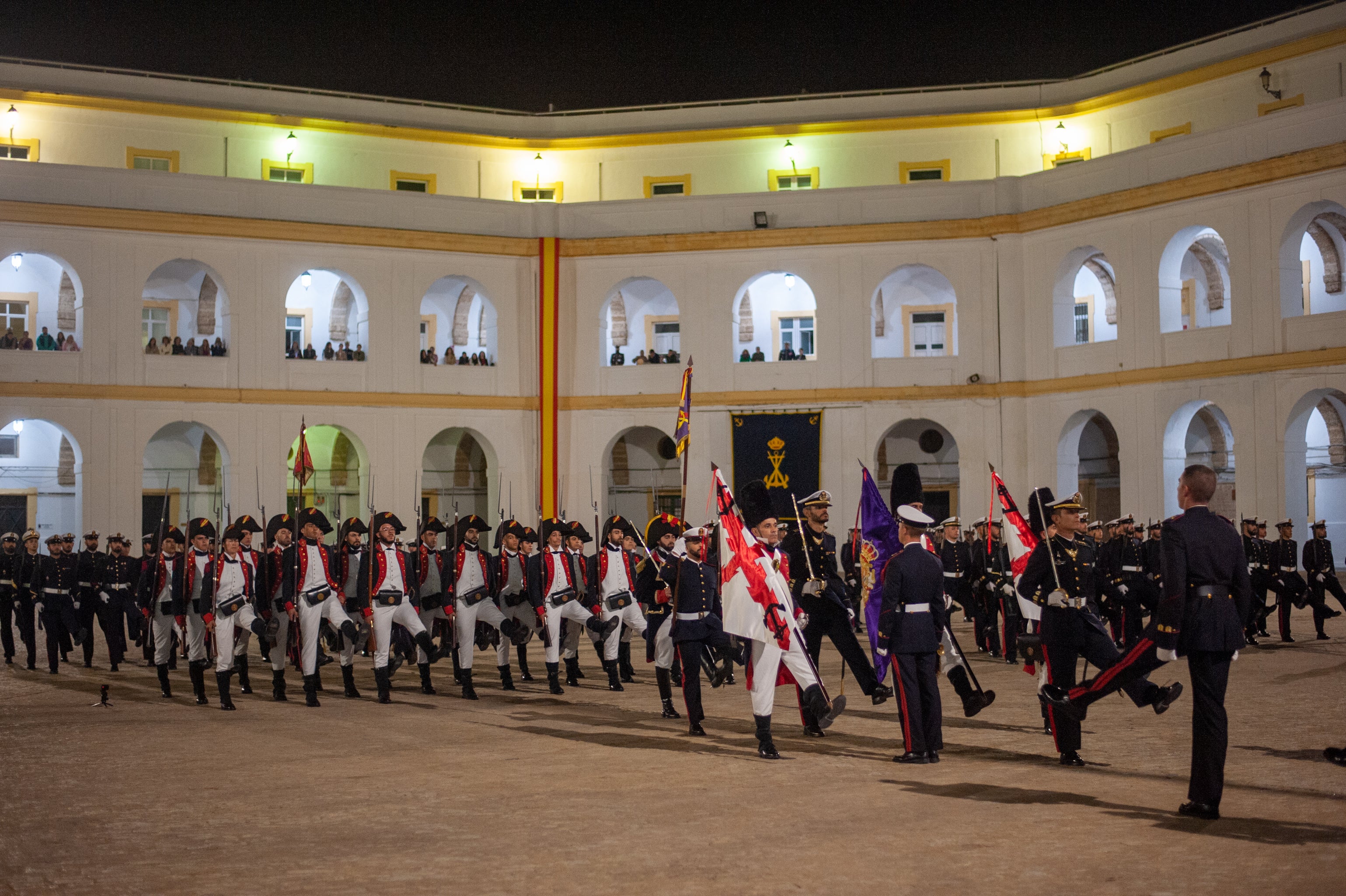 Todas las imágenes del arriado solemne de bandera en el Tercio de Armada de San Fernando