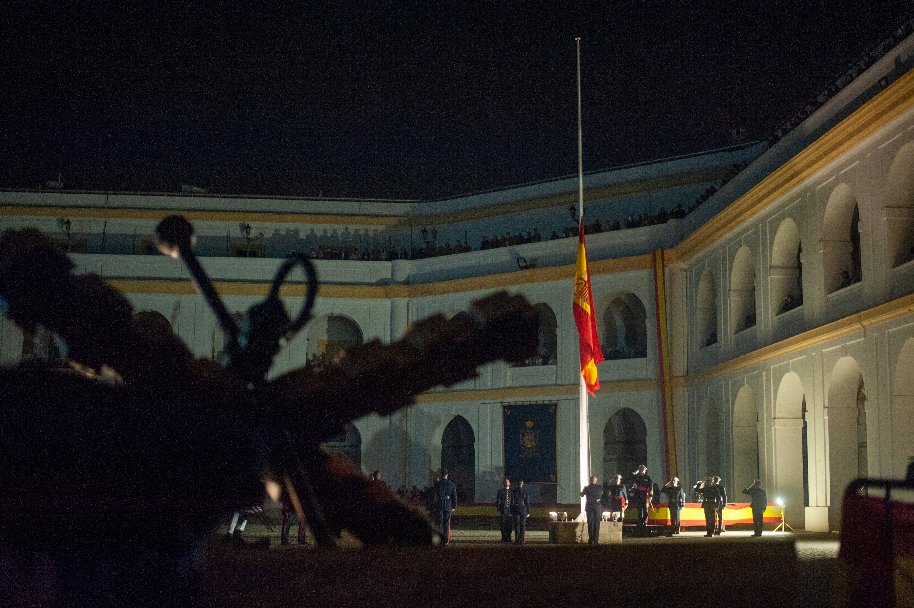 Todas las imágenes del arriado solemne de bandera en el Tercio de Armada de San Fernando