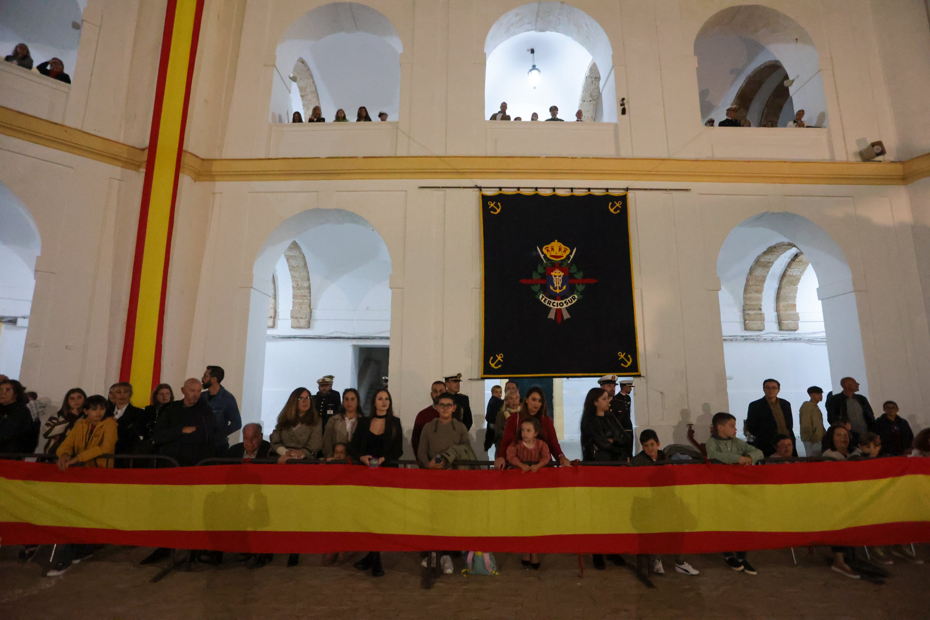 Todas las imágenes del arriado solemne de bandera en el Tercio de Armada de San Fernando