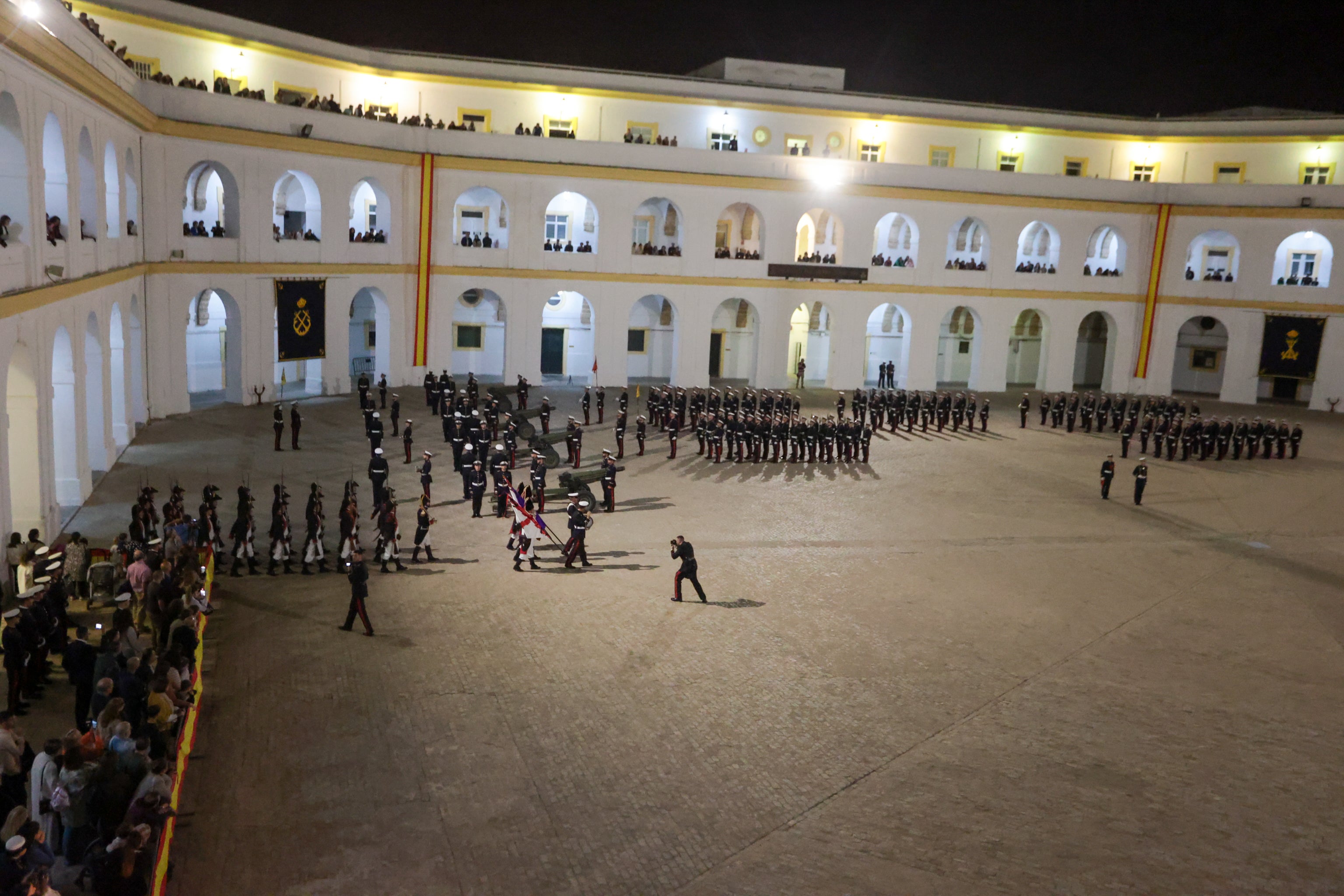 Todas las imágenes del arriado solemne de bandera en el Tercio de Armada de San Fernando