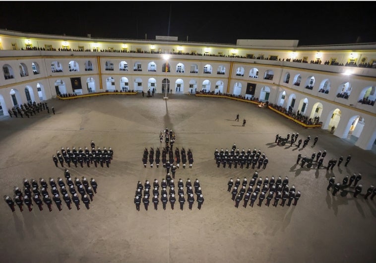 Todas las imágenes del arriado solemne de bandera en el Tercio de Armada de San Fernando