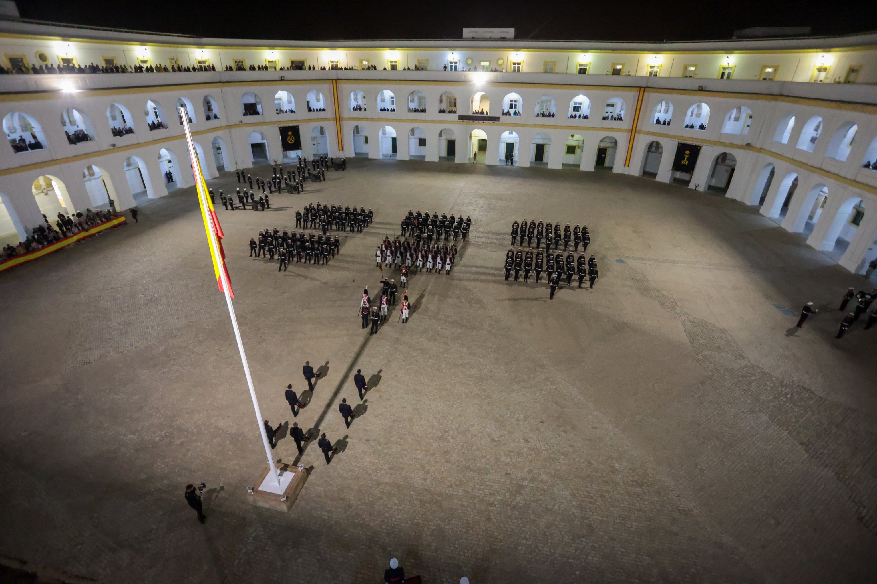 Todas las imágenes del arriado solemne de bandera en el Tercio de Armada de San Fernando