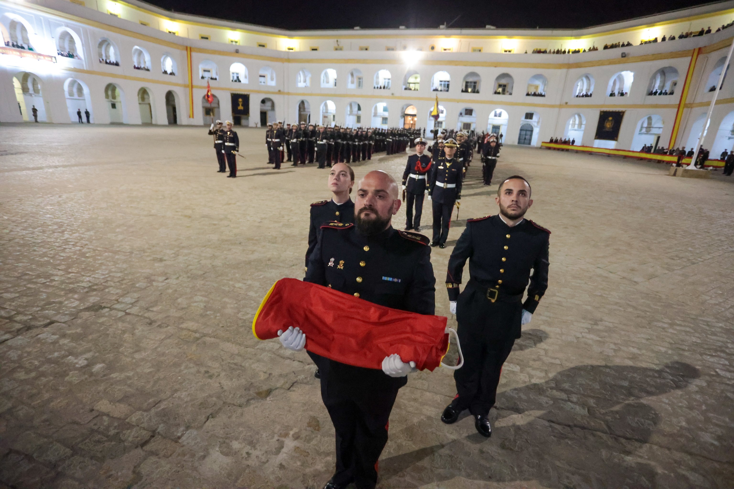 Todas las imágenes del arriado solemne de bandera en el Tercio de Armada de San Fernando