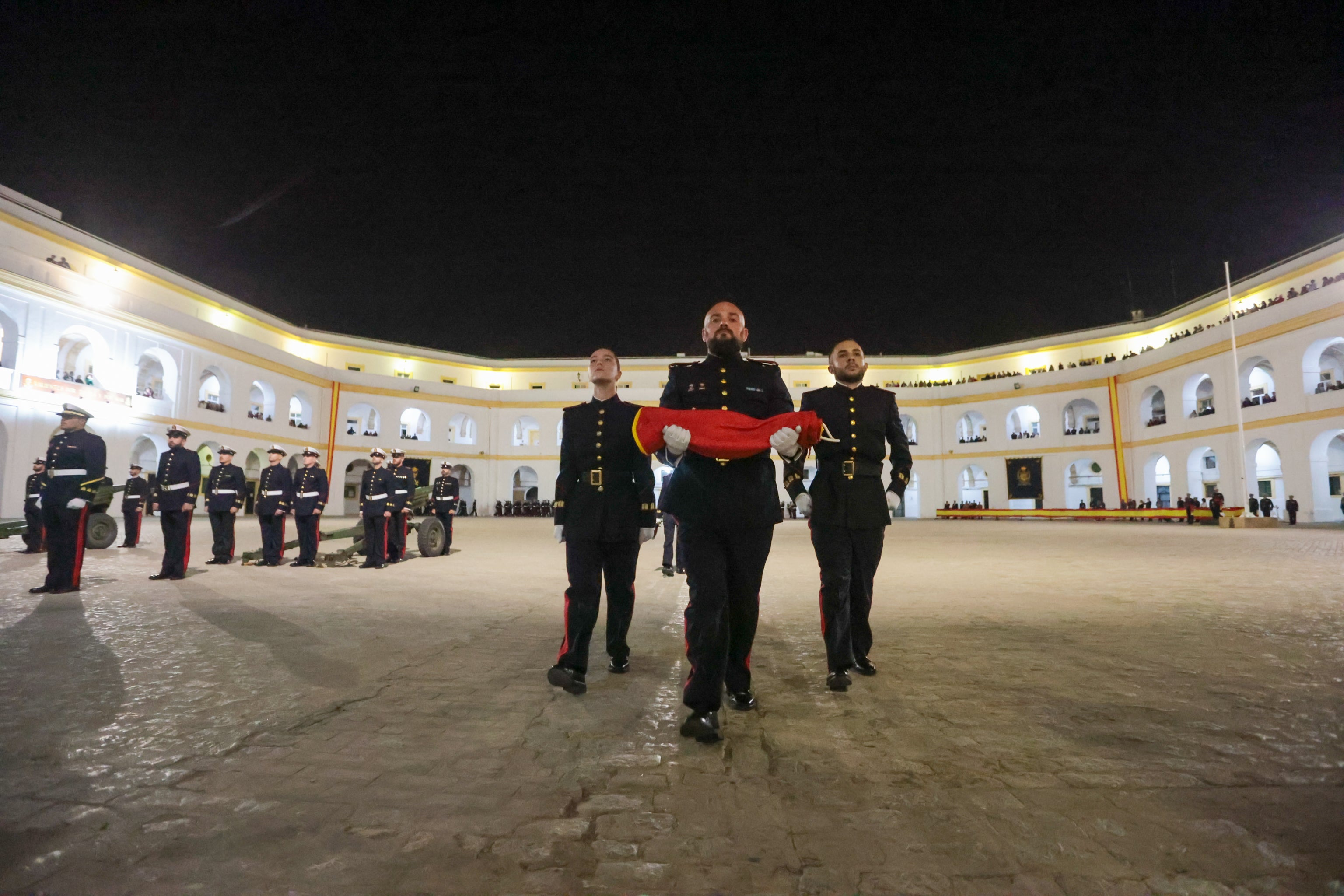 Todas las imágenes del arriado solemne de bandera en el Tercio de Armada de San Fernando