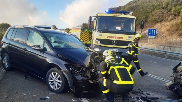 Seis heridos, tres de ellos menores, en un choque frontal entre dos coches en Tarifa