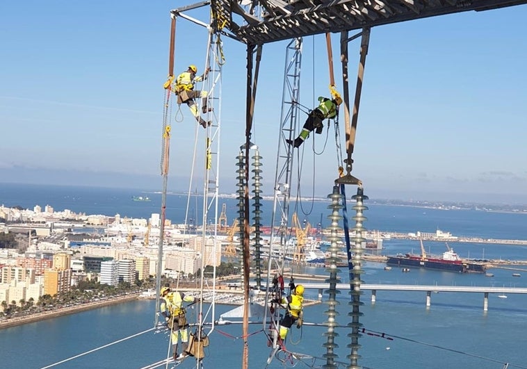 Endesa sustituye los primeros 7.400 metros de cableado de las torres de la Bahía de Cádiz