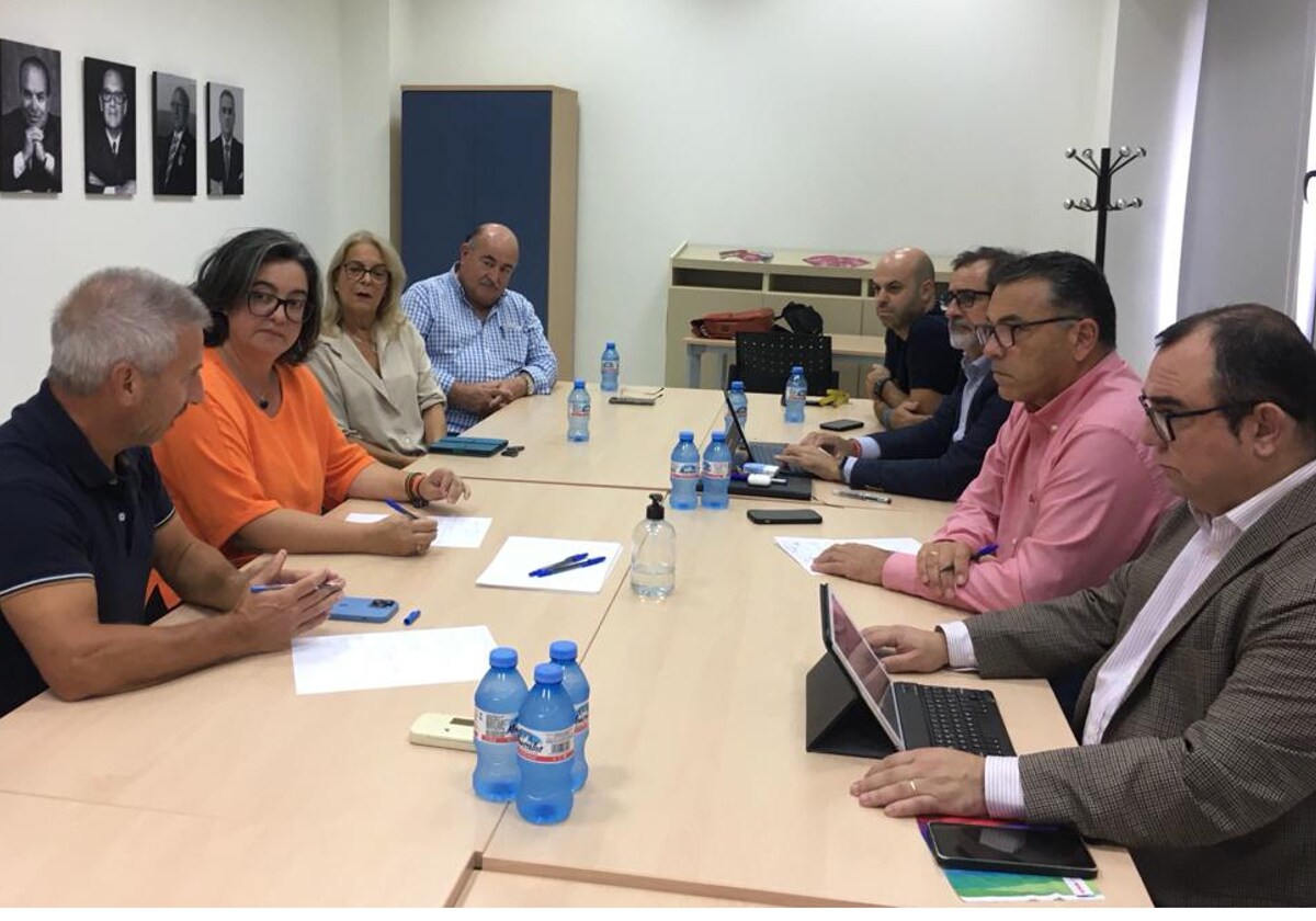 María José Batista y Antonio Estrada, concejales de Cs en Chiclana, con los empresarios