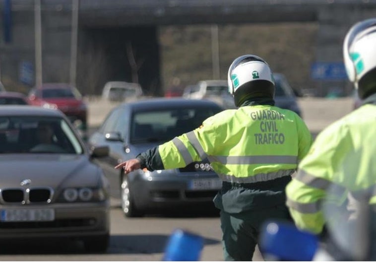 Esta es la multa de la DGT si llevas puesto el abrigo mientras conduces