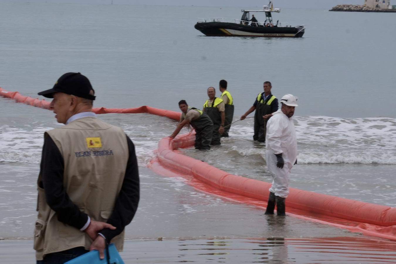 El Puerto se prepara para combatir un vertido de 3.000 toneladas de fueloil