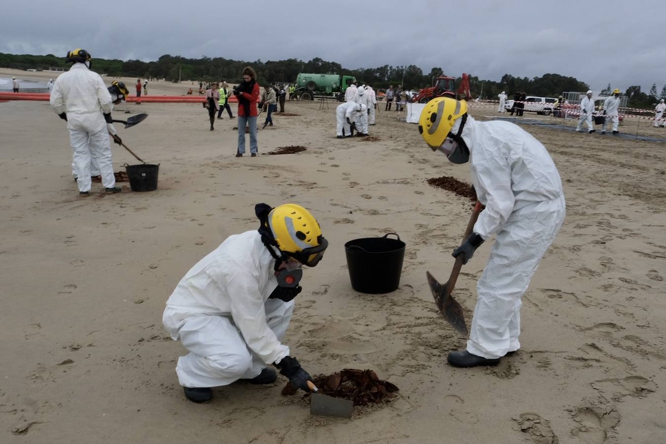 El Puerto se prepara para combatir un vertido de 3.000 toneladas de fueloil