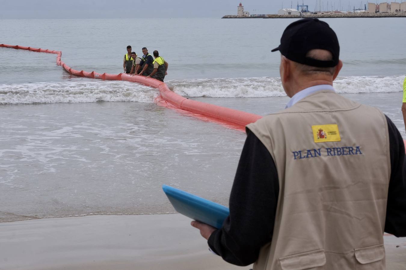 El Puerto se prepara para combatir un vertido de 3.000 toneladas de fueloil